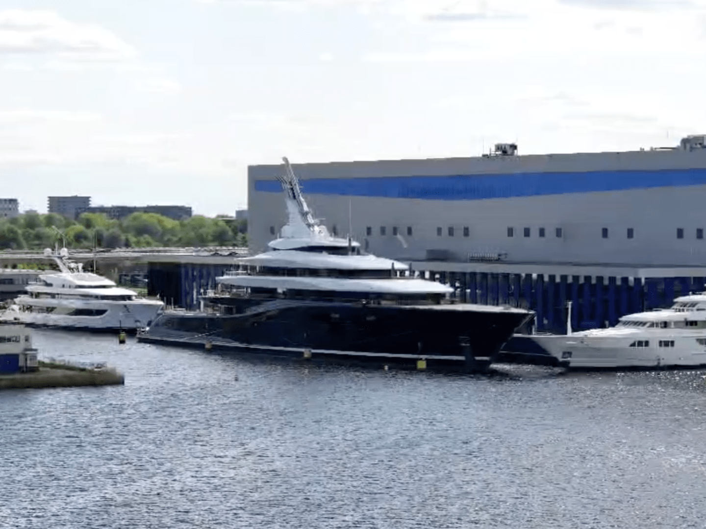 Bill Gates’ $645 million superyacht—the first ever to be powered by hydrogen—is for sale. A yachtie calls it ‘a modern engineering marvel, period’