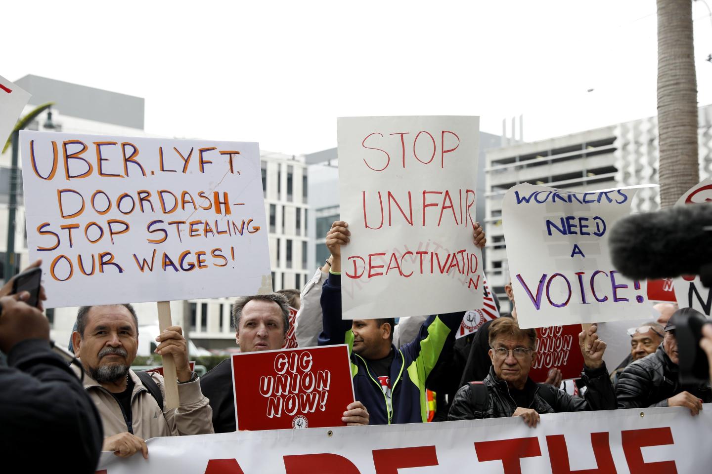 Gavin Newsom reaches deal with Uber and Lyft that’s called the ‘largest expansion of private sector collective bargaining in California history’