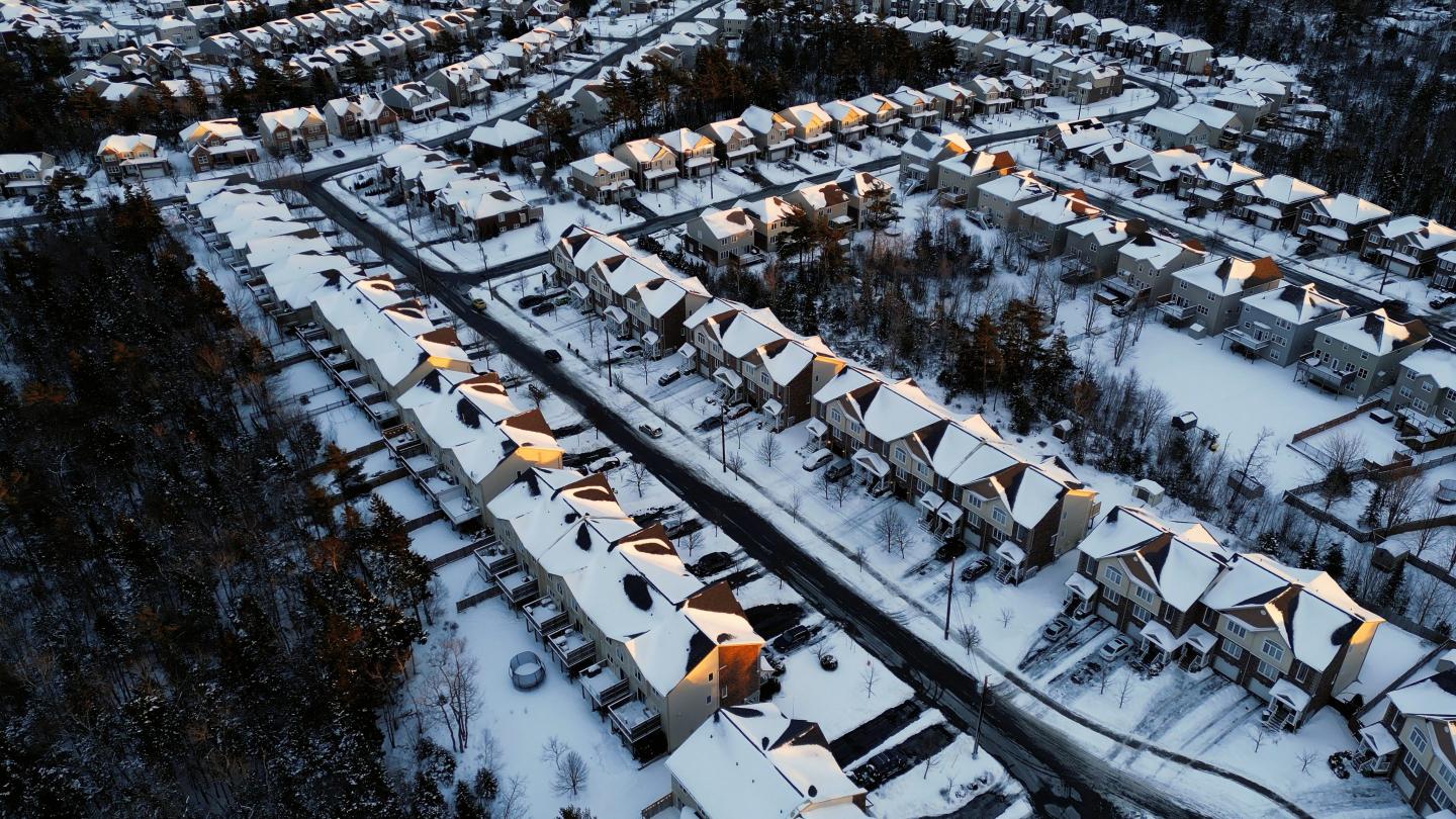 Even a 1% mortgage rate drop could be enough to ‘unlock’ the frozen housing market, Oxford Economics says