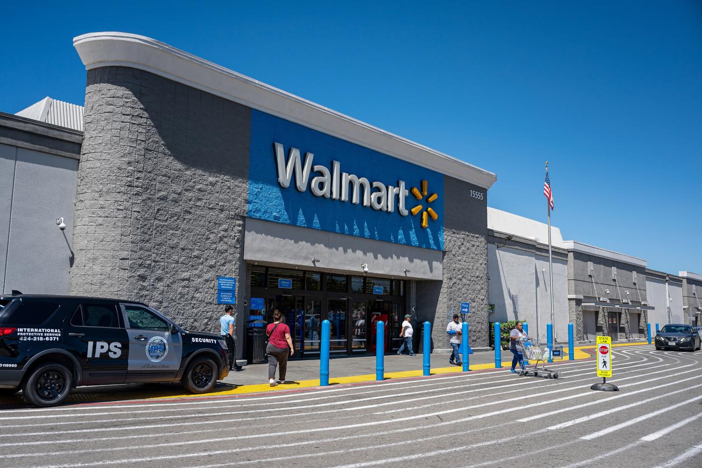 How Walmart’s CEO navigated tariffs to post a solid quarter: ‘We’re keeping our prices as low as we can for as long as we can’