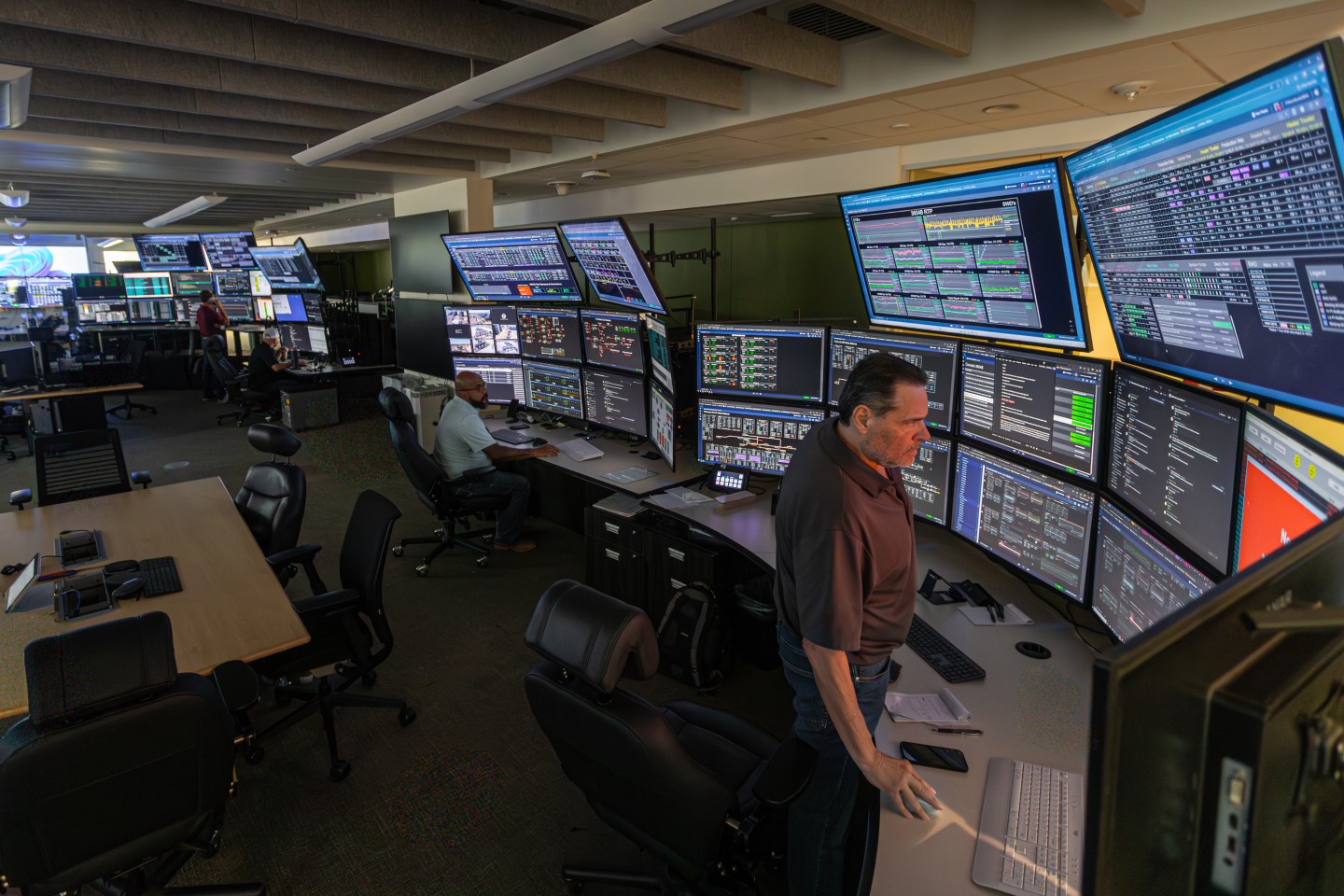 Chevron’s Integrated Operations Center in the Permian Basin monitors operations data and equipment across the vast region. At the heart is the Real-time Autonomous Optimizer (RAO)—AI-powered tech that autonomously regulates pressure fluctuations and adjusts valves for optimal performance and safety without human intervention.