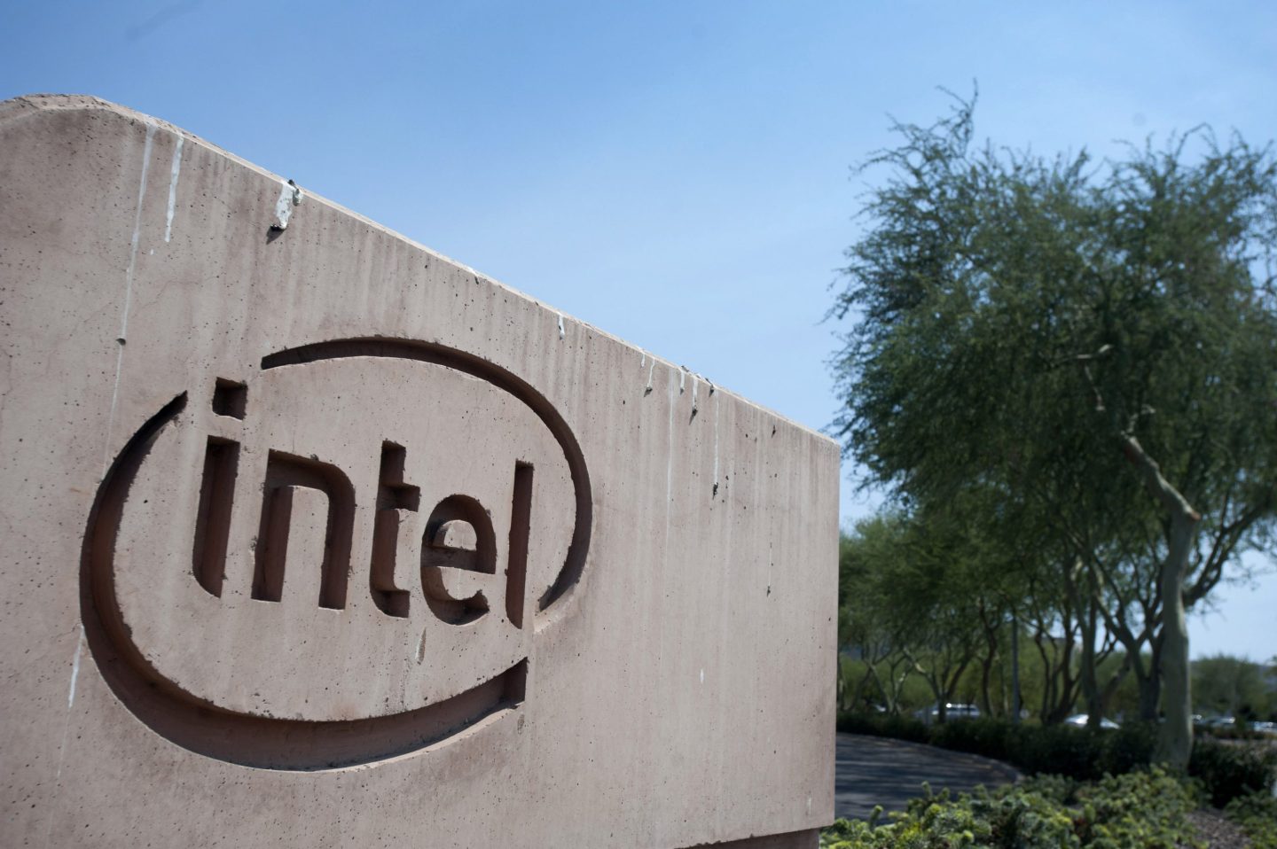 Intel wants Apple cash