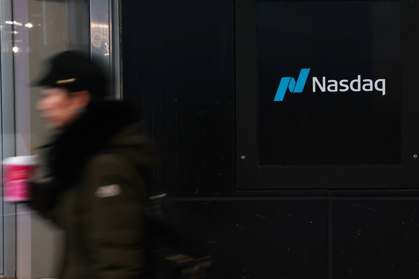 Tech stocks slump as investors sour on AI growth