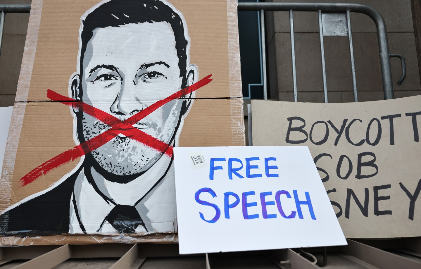 Signs of Jimmy Kimmel next to signs proclaiming free speech.