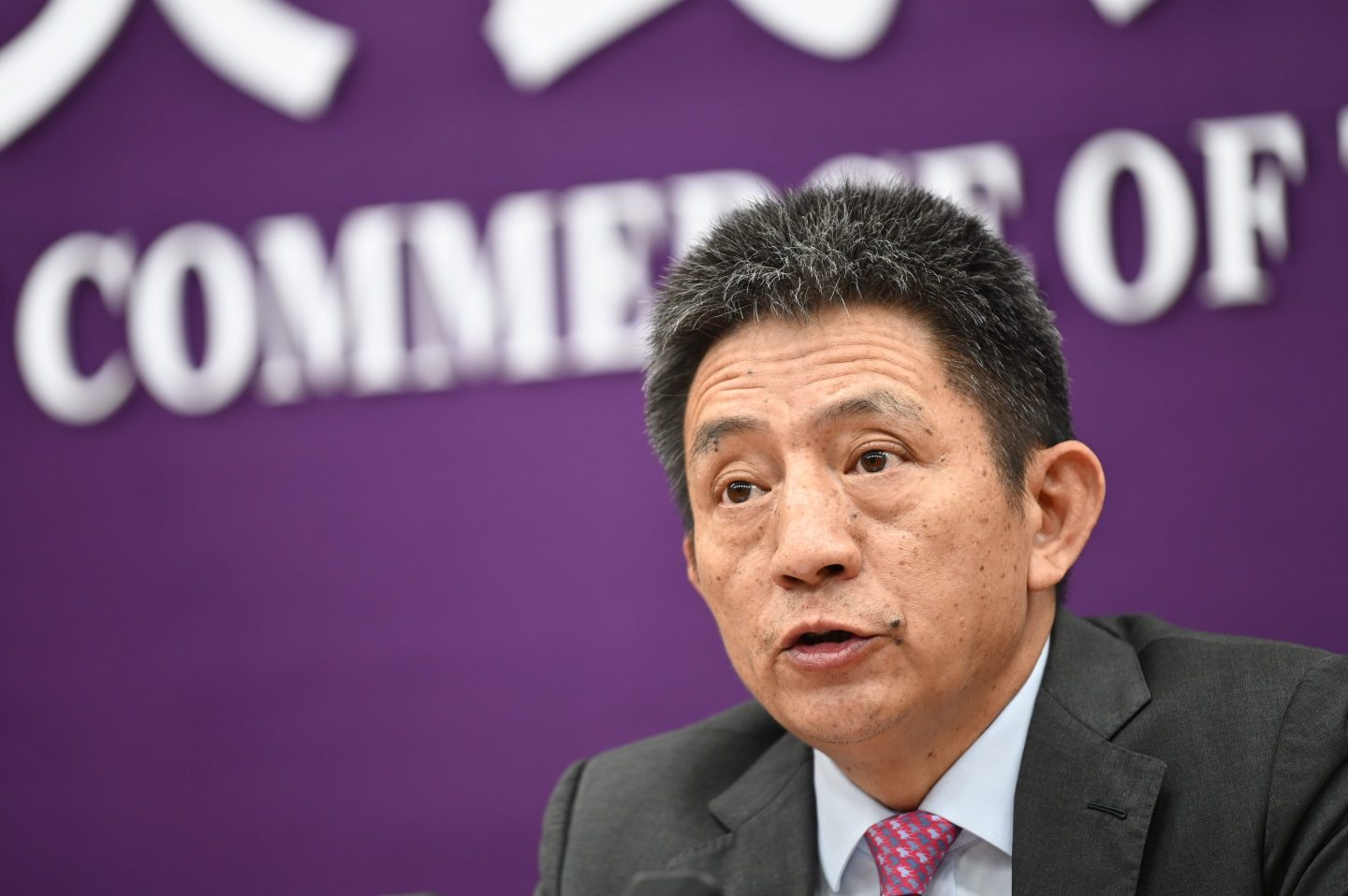 Li Chenggang, Vice Secretary of the Ministry of Commerce and negotiator on international trade issues, speaks at a press conference. China wants to renounce special treatment in negotiations within the World Trade Organization now and in the future.