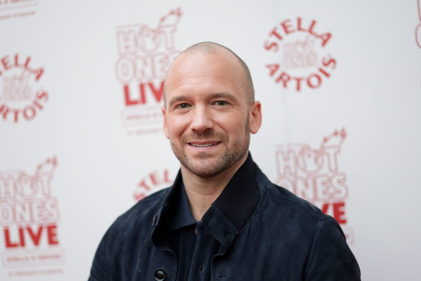 Sean Evans smiles on a red carpet