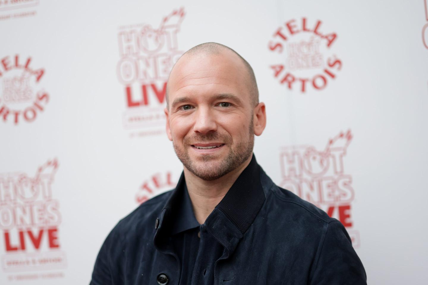 Sean Evans smiles on a red carpet