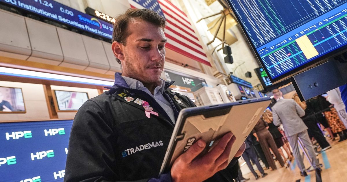 U.S. stocks fall as midsized bank earnings worry traders about underlying state of the economy