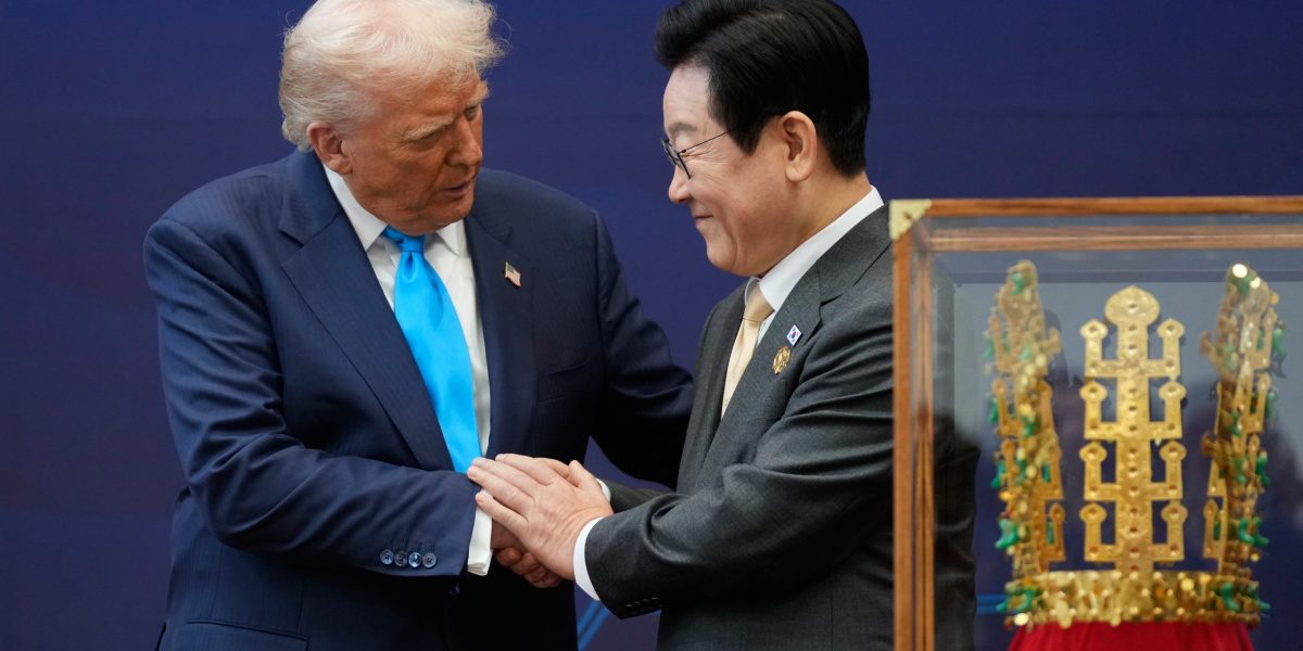 Gold-adorned brownies, gold medal crowns: Seoul turns up the pomp to impress Trump, and it seems to be working Gold-adorned brownies, gold medal crowns: Seoul turns up the pomp to impress Trump, and it seems to be working