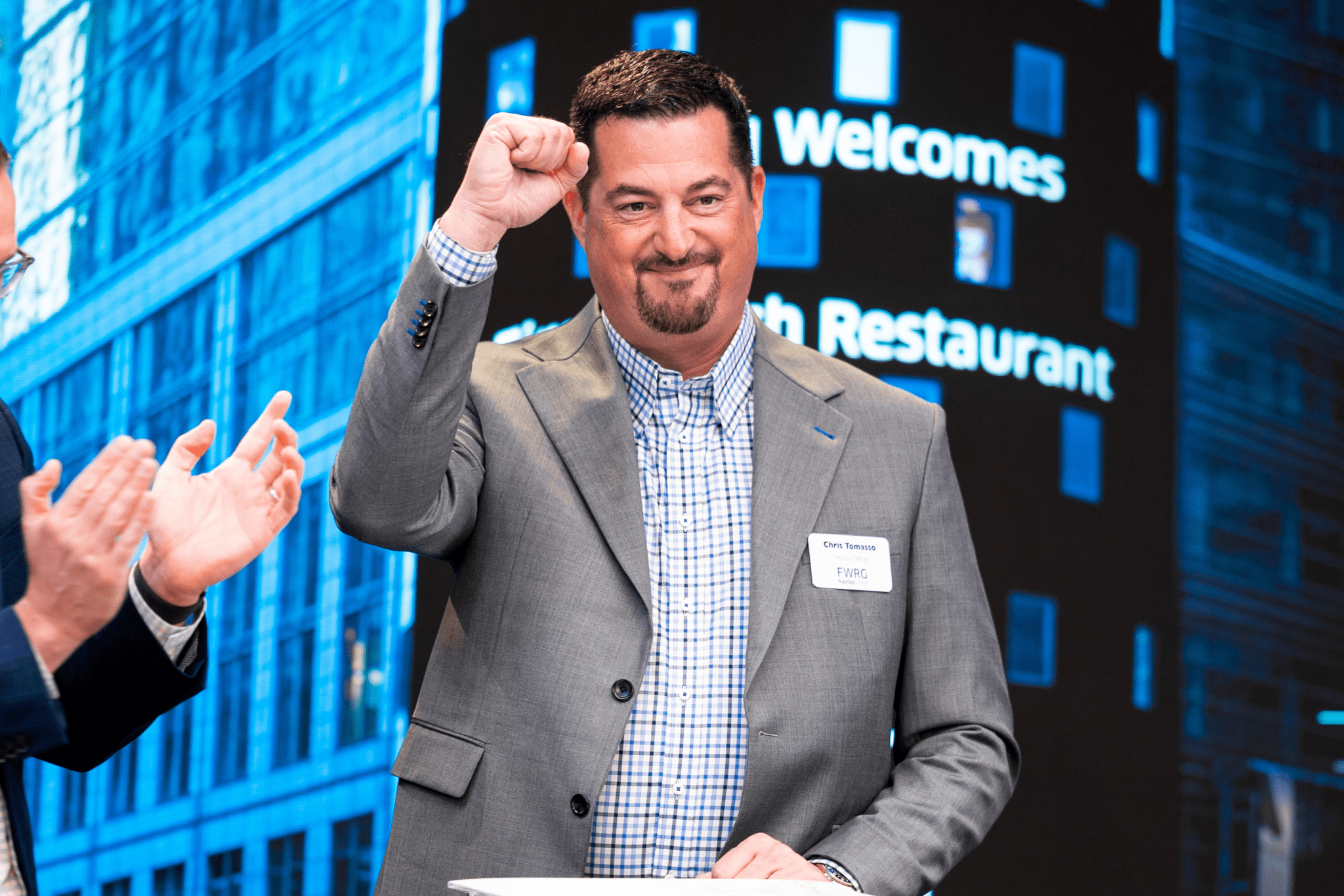 $1 billion-a-year CEO writes hundreds of thank you notes to staff and still eats in the break room—’which always, for whatever reason, blows new employees away