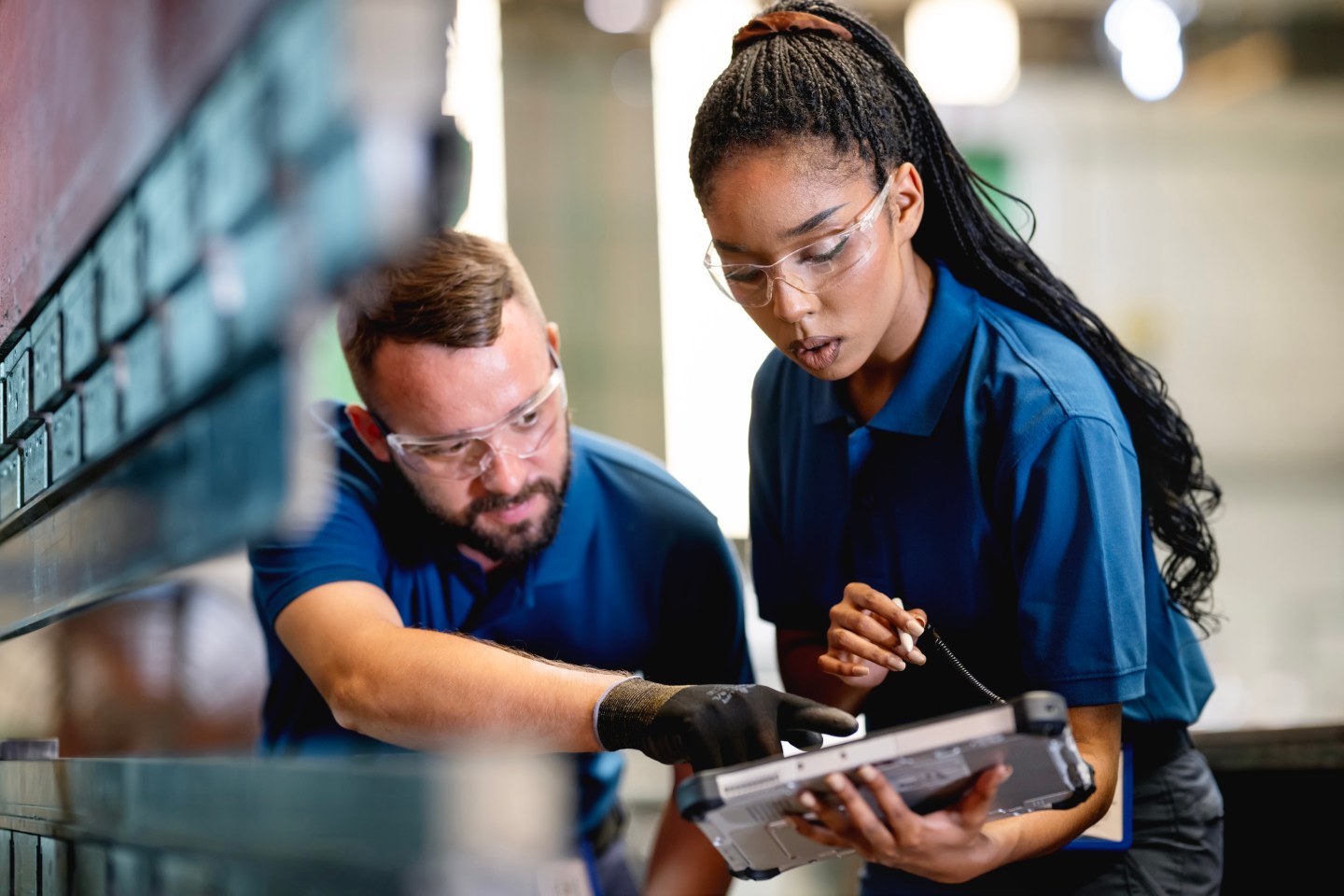 The maintenance engineering team conducts a performance inspection of the cutting machine using machine monitoring software to minimize disruptions in engineering parts production.