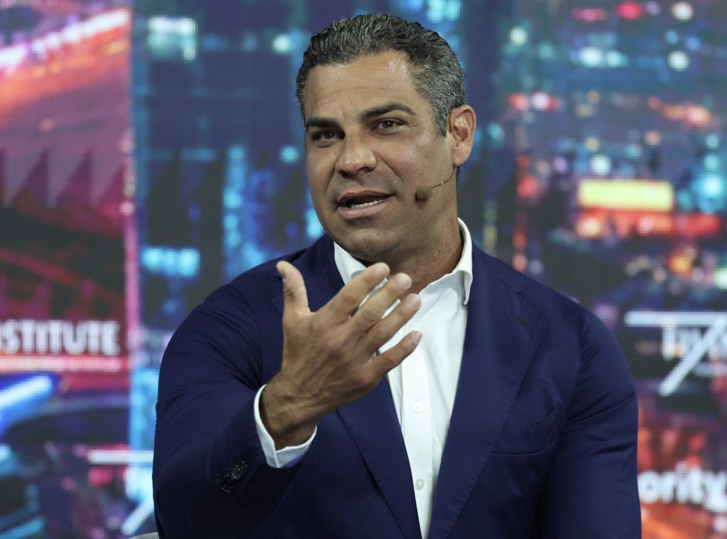 Miami's outgoing mayor warns about what he sees happening in New York ...