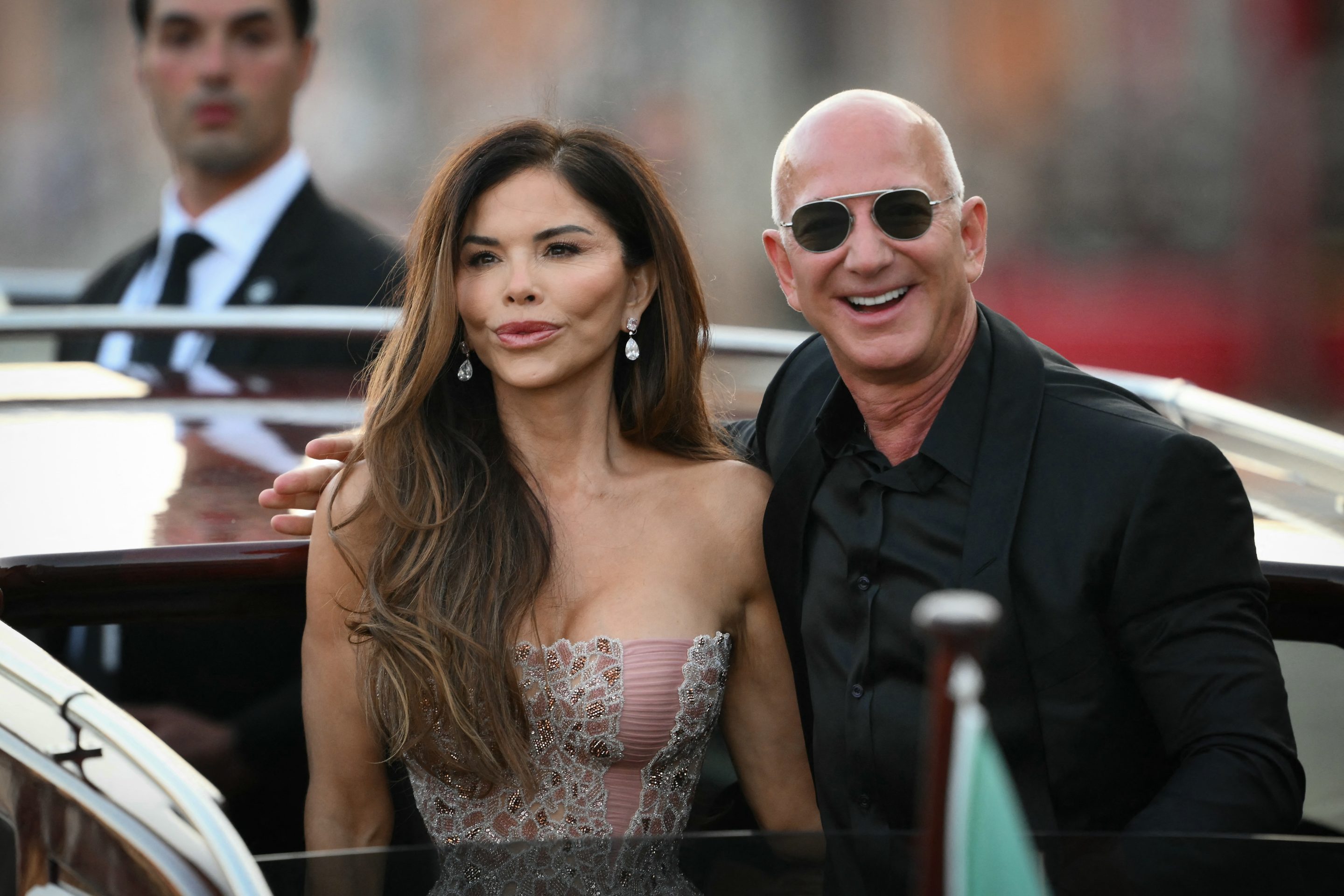 Jeff Bezos sold his Seattle mansion for record-breaking $63 million after he and wife Lauren Sánchez moved to Miami to live in $237 million compound thumbnail