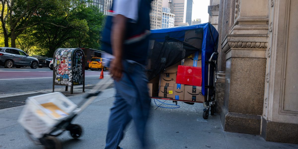 Postal traffic to U.S. plunges 70% for a full 5 weeks after end of 'de minimis' exemption | Fortune