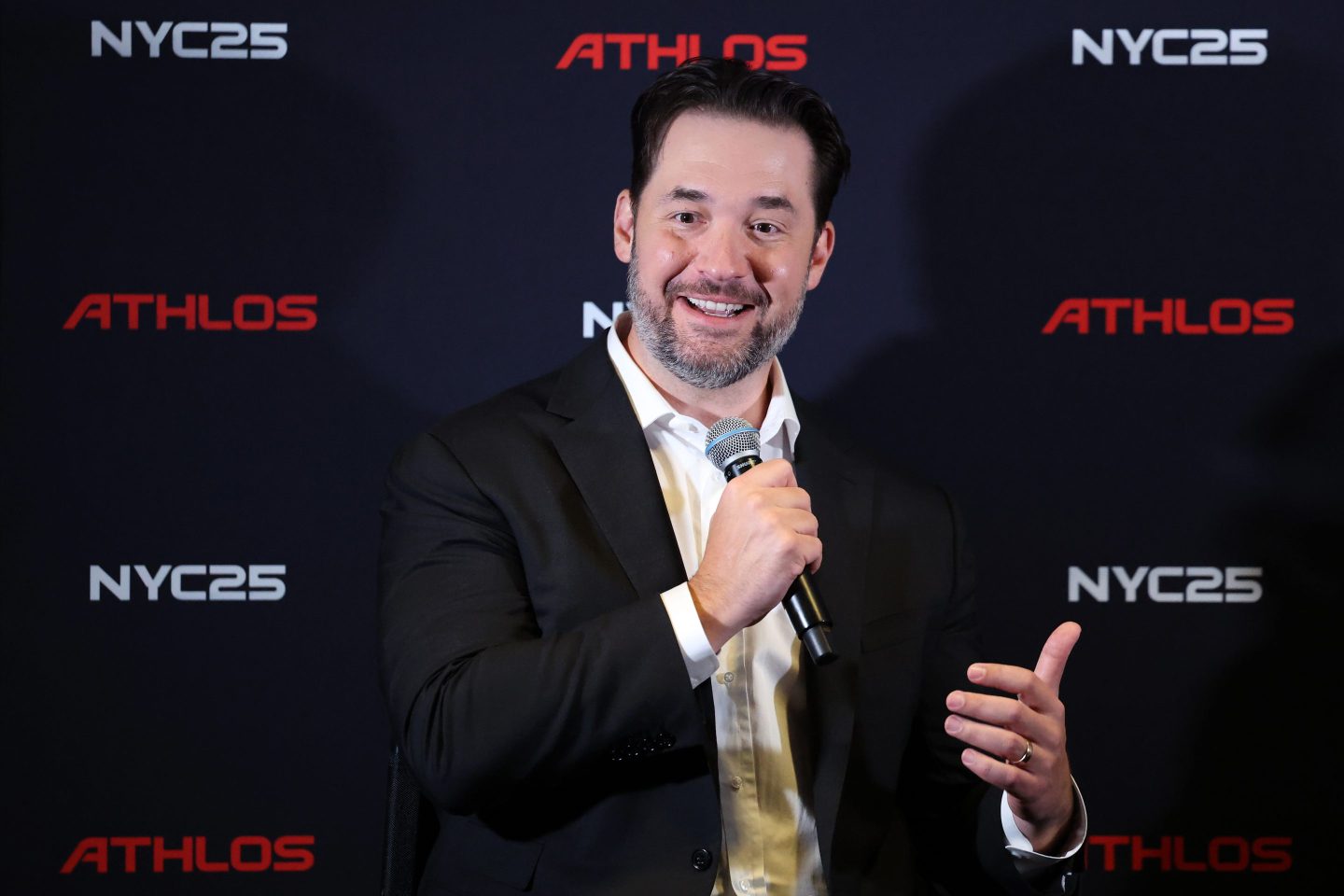 Alexis Ohanian speaks holding a microphone