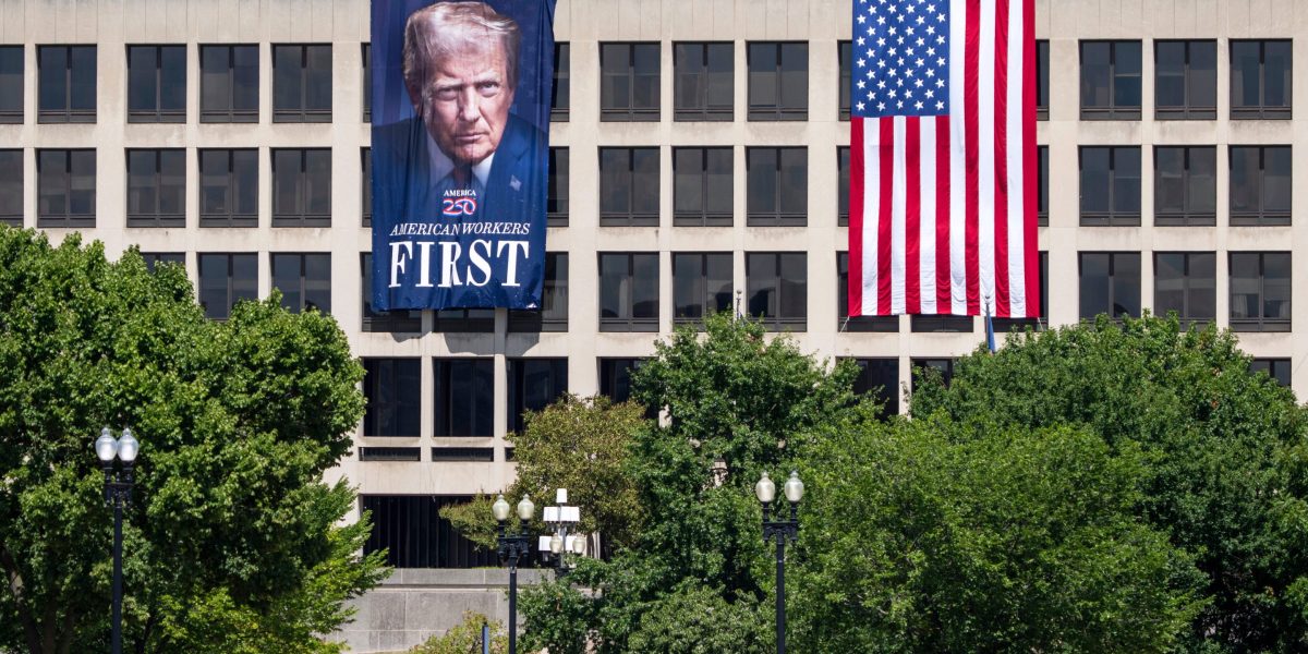 'Low-hire, low-fire' economy grinds on as lower-than-expected jobless claims suggests layoffs aren't spiking | Fortune