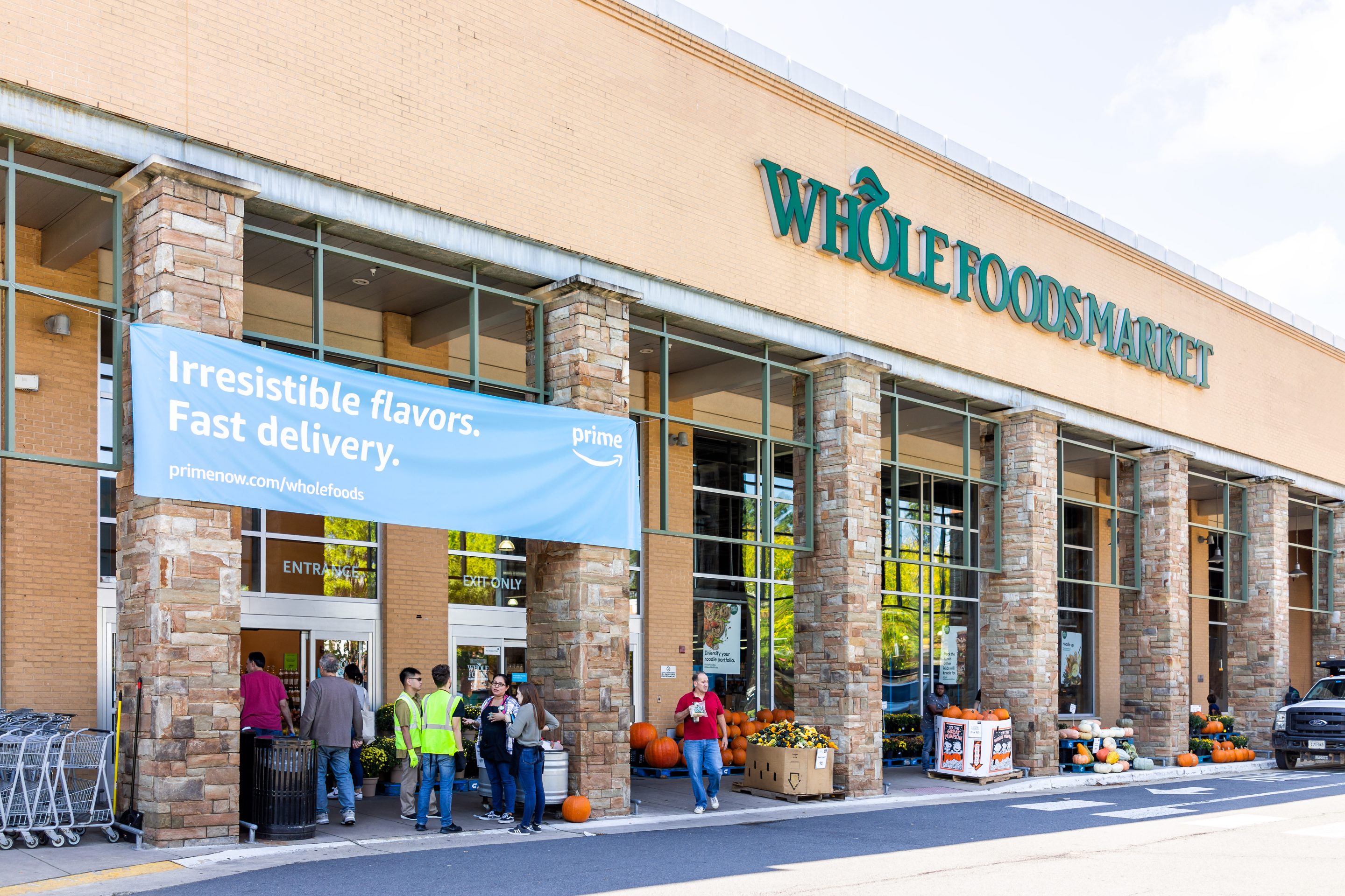 Amazon is experimenting at Whole Foods by selling mainstream brands like  Pepsi, Kraft, and Chips Ahoy—and some will be hand-delivered by robots |  Fortune