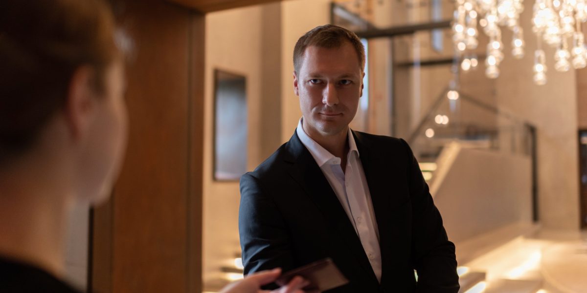 Former FBI special agent says he used a simple trick to get the best hotel rooms in the world-and it's all about showing love to the front desk | Fortune