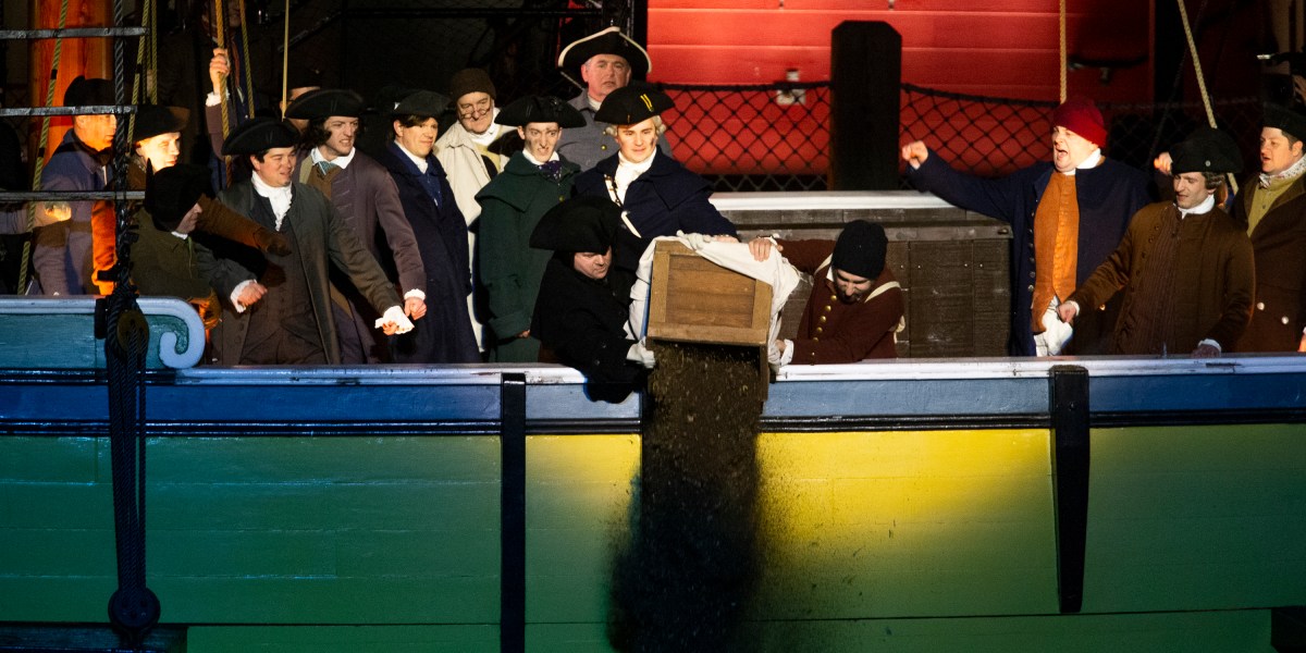 ‘Una vez más Impuestos sin representación’: entusiastas del té Los historiadores sostienen que el régimen arancelario fue sinónimo de la Revolución Americana.