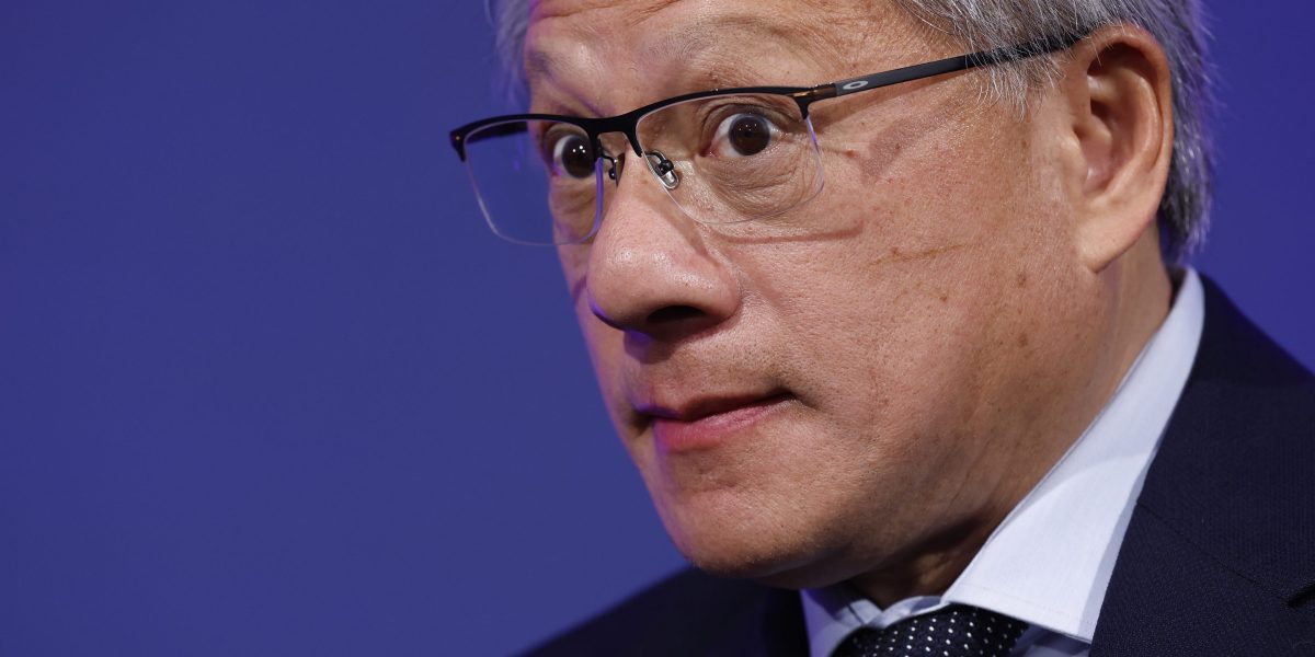 El director ejecutivo de Nvidia dice que la empresa se encuentra en una situación sin salida en medio de los rumores sobre la burbuja de la IA, según revela una reunión filtrada.