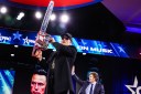 Elon Musk podnosi piłę łańcuchową podczas Konferencji Konserwatywnej Akcji Politycznej (CPAC) w Oxon Hill w stanie Maryland, 20 lutego 2025 r. (Zdjęcie: Valerie Plesch/Washington Post/Getty Images)