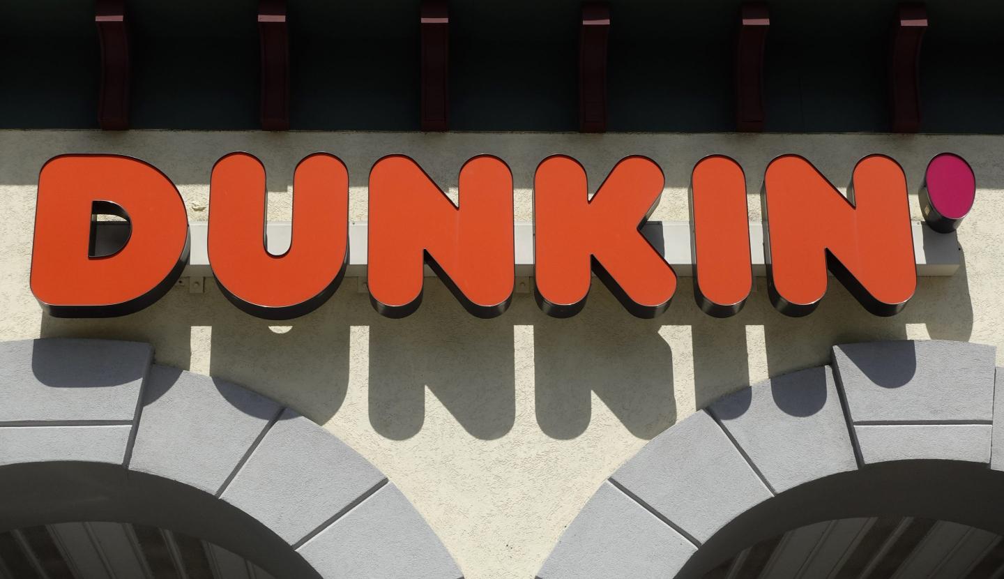 Dunkin' Donuts is receiving customer backlash for the leak of an alleged drink pour and ice policy.