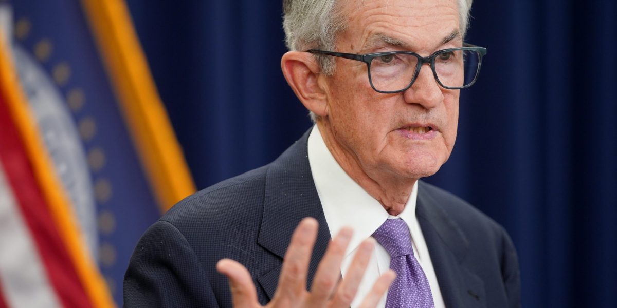 Top analyst sees 'genuine cracks for mid- to lower-end consumers' as the K-shaped economy continues to bite | Fortune