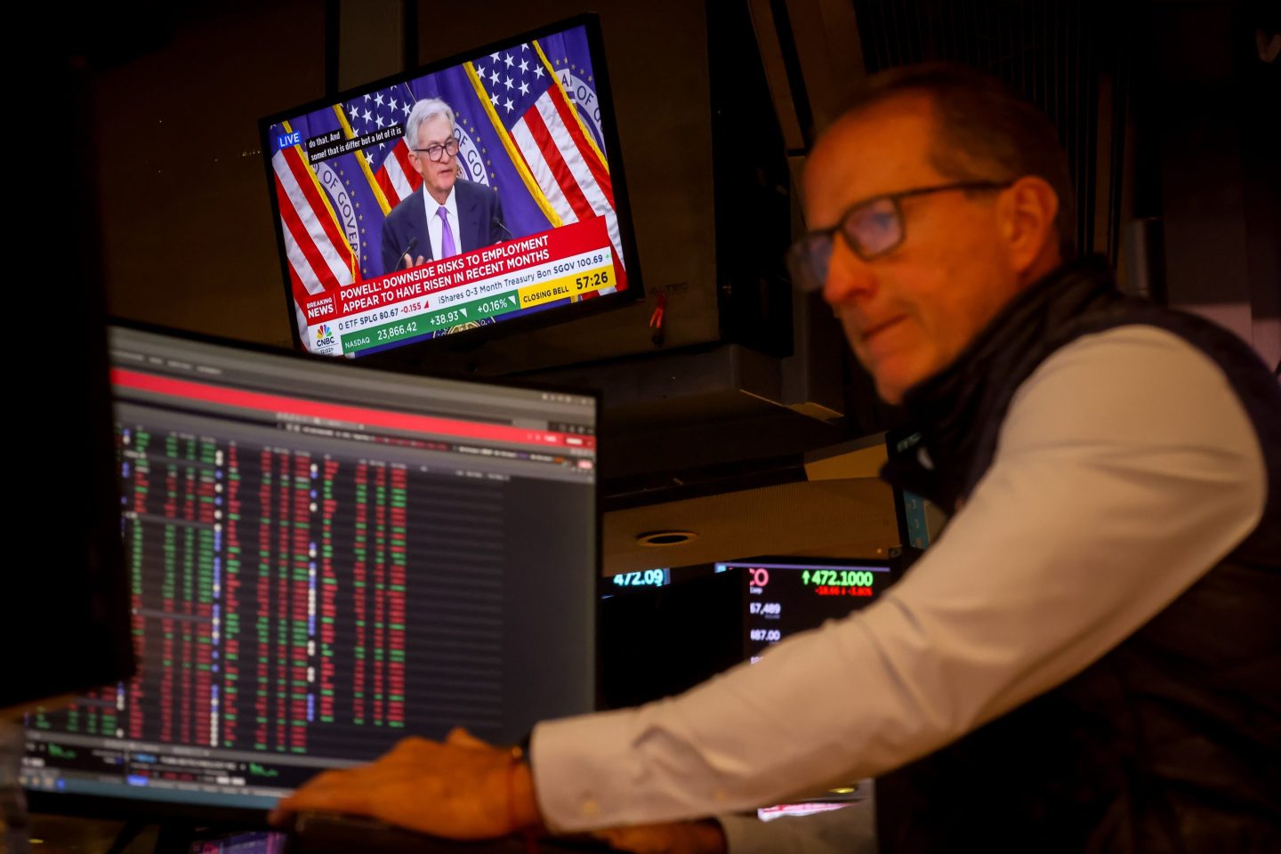 A television station broadcasts Jerome Powell, chairman of the US Federal Reserve, speaking after a Federal Open Market Committee (FOMC) meeting on the floor of the New York Stock Exchange (NYSE) in New York, US, on Wednesday, Oct. 29, 2025.