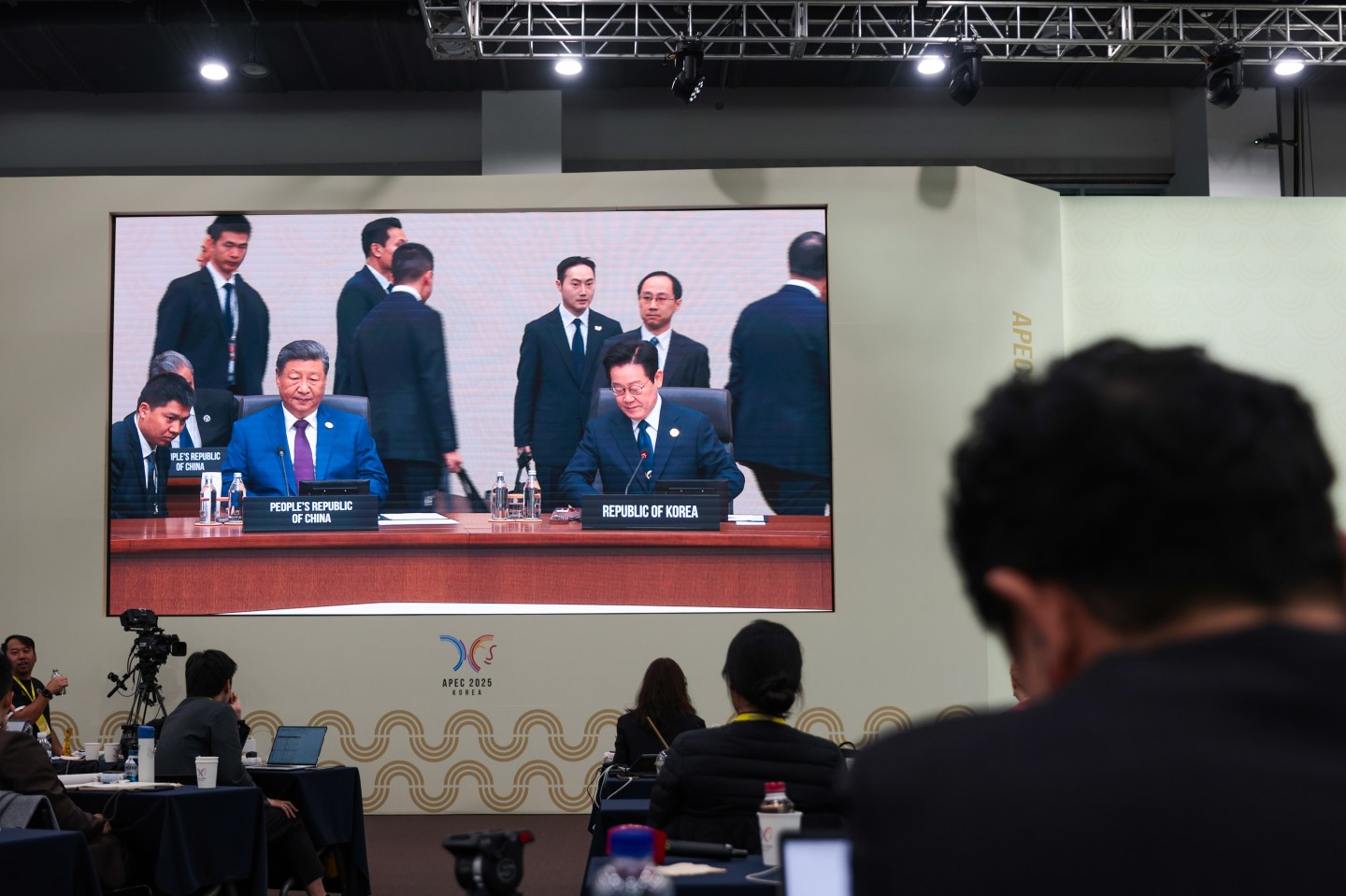 Chinese President Xi Jinping joked about security backdoors while presenting a pair of Xiaomi smartphones to his South Korean counterpart.