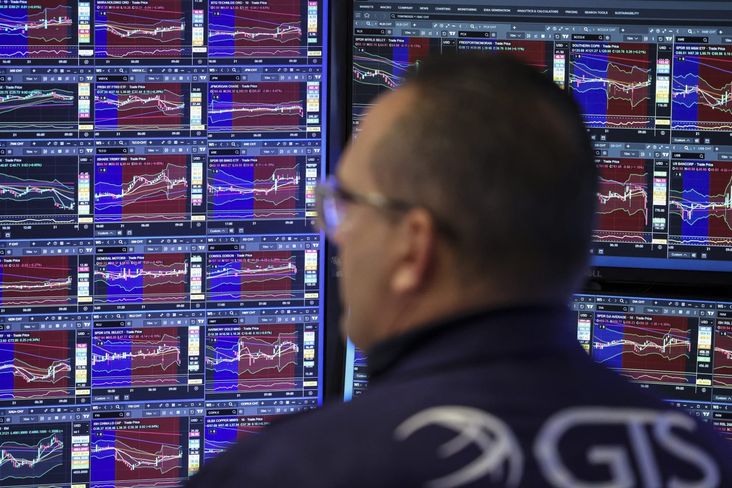 A Trader works on the floor of the New York Stock Exchange (NYSE) in New York on November 21, 2025. Wall Street stocks rebounded early Friday after a Federal Reserve official's remarks reignited hopes of a third consecutive US interest rate cut in December. (Photo by ANGELA WEISS / AFP) (Photo by ANGELA WEISS/AFP via Getty Images)