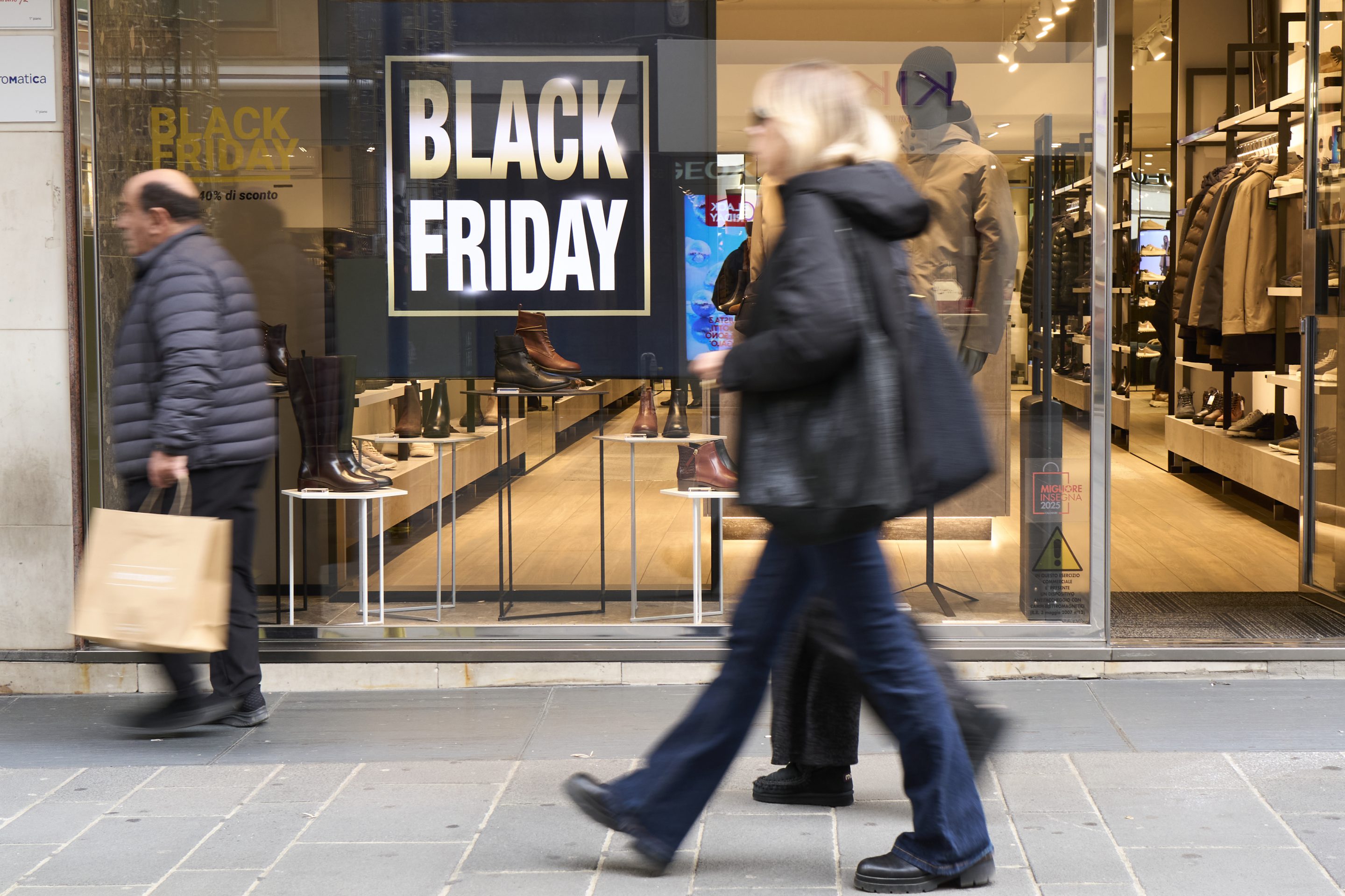 U.S. consumers dial back in sign of anxiety heading Into holidays thumbnail