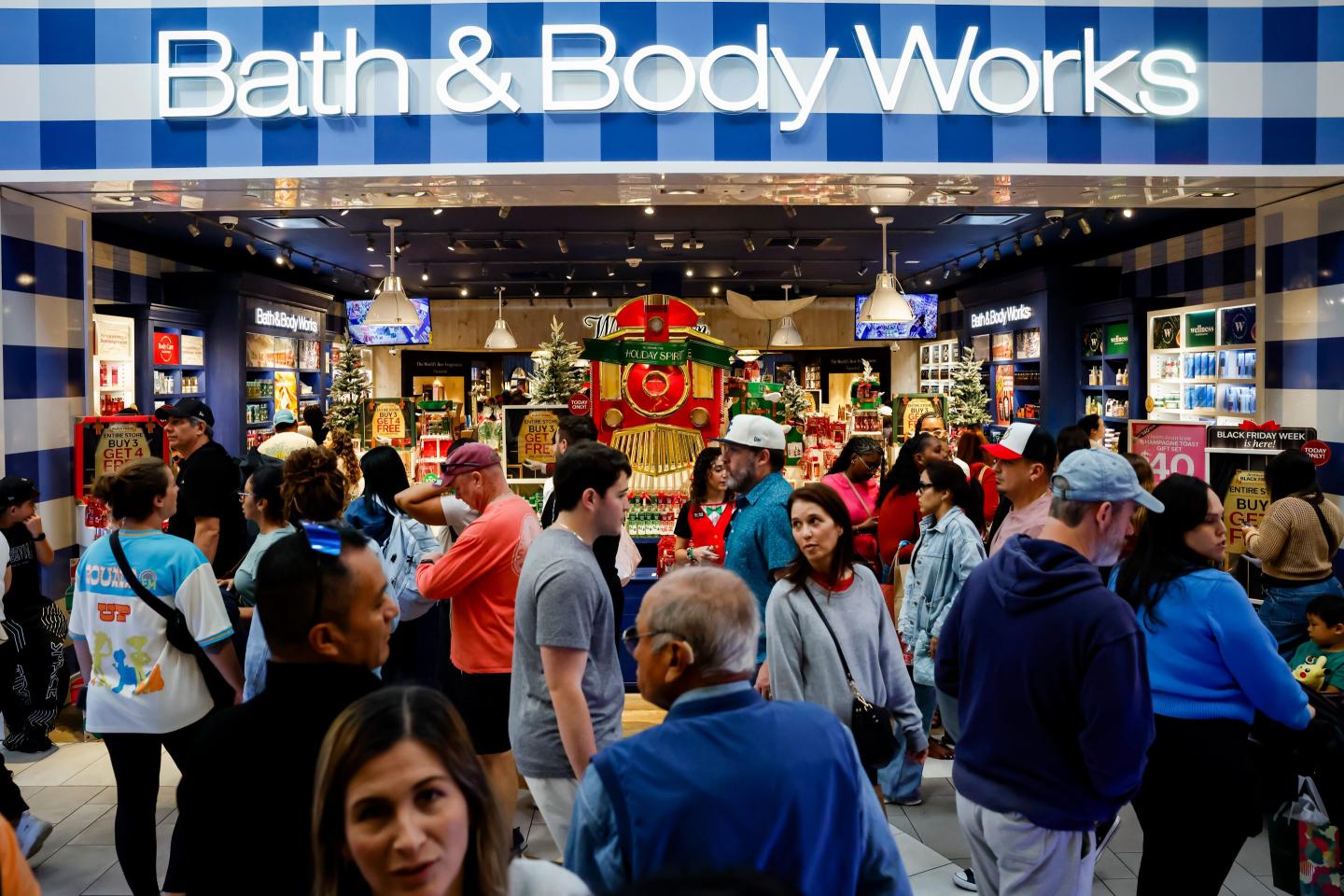 Teen brands win over wary Black Friday shoppers while other deals disappoint