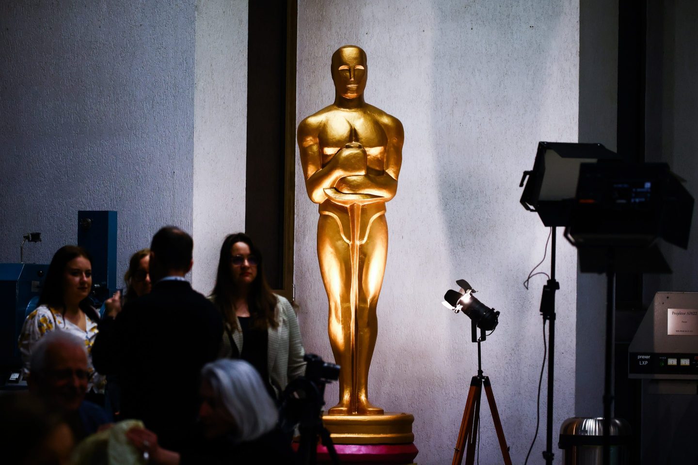 A statue of the Oscars statuette