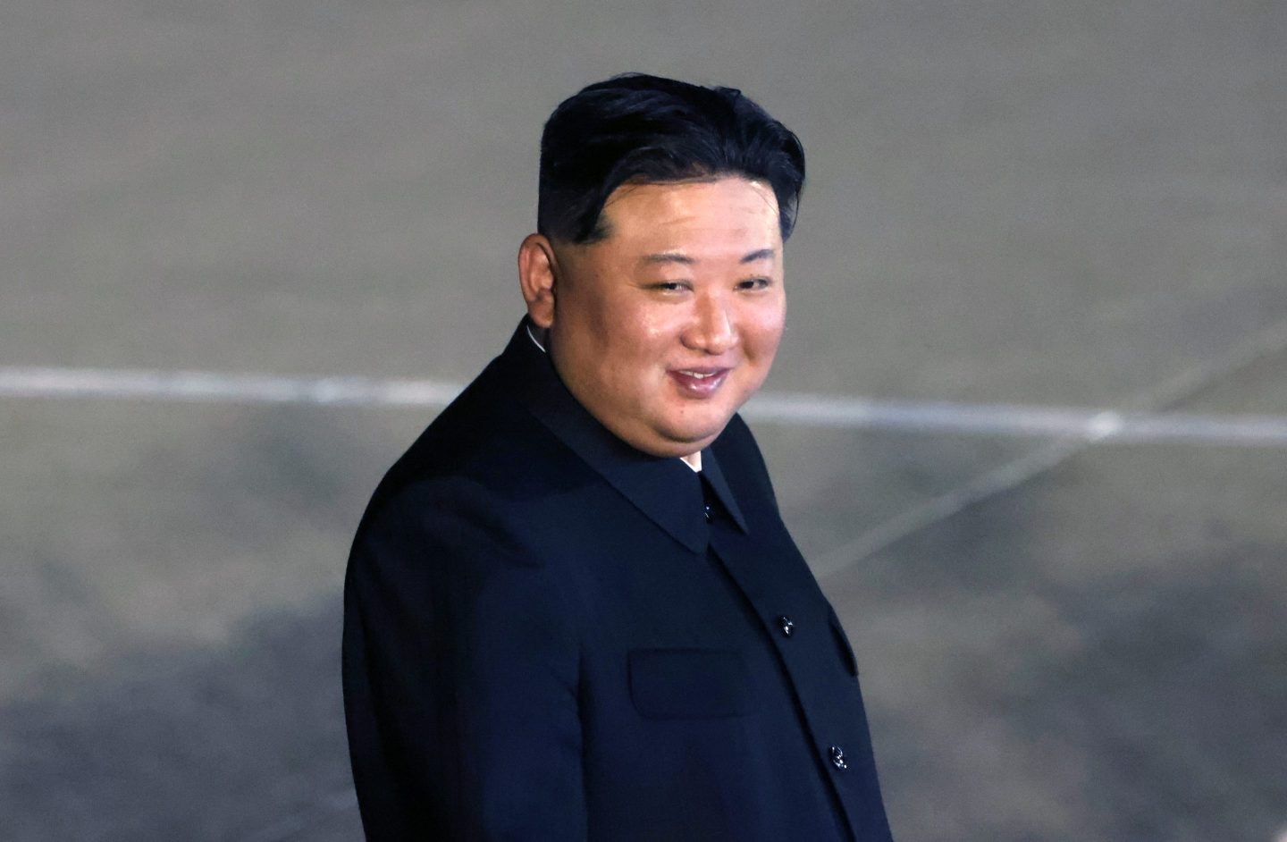 kim jong un smiles for photo