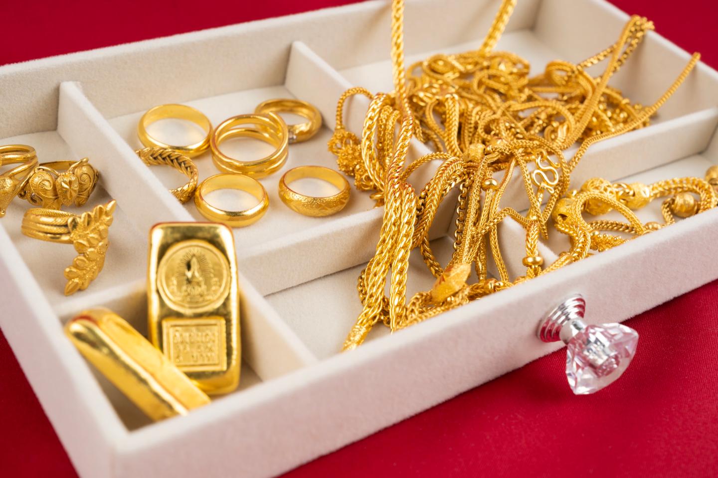 Chaos, cheap money, and a collapse in crypto send gold up 69% for the year, hitting a new record high