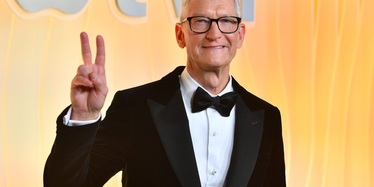 Apple CEO Tim Cook out-earns the average American's salary in just 7 hours-to put that into context, he could buy a new $439,000 home in 2 days | Fortune