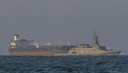 Un patrouilleur de la marine vénézuélienne escorte le pétrolier Yoselin battant pavillon panaméen près de la raffinerie El Palito à Puerto Cabello, au Venezuela, le 11 novembre. Le Venezuela a annoncé mardi ce qu'il a appelé un déploiement militaire majeur à l'échelle nationale pour contrer la présence navale américaine au large de ses côtes.