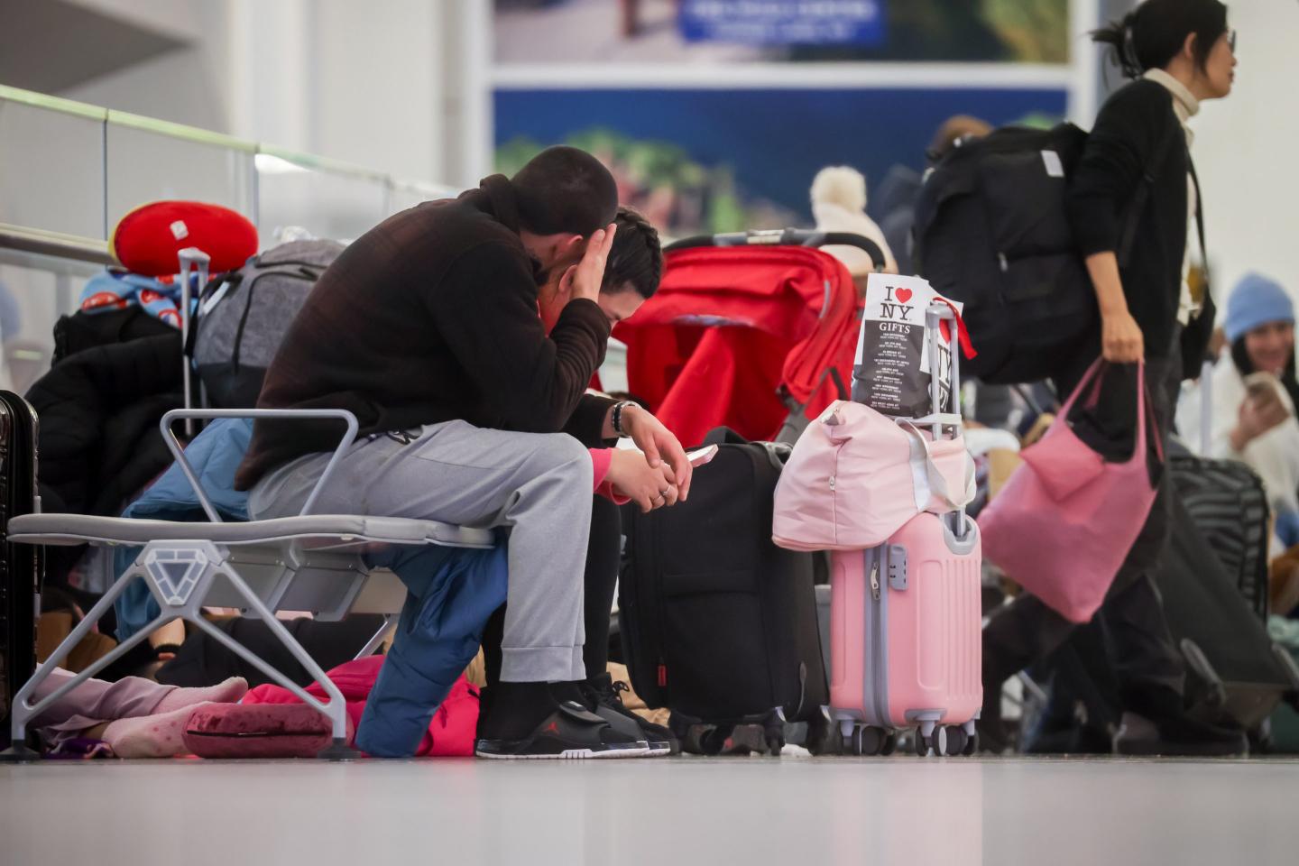 Winter storm cancels more than 1,000 flights in the Northeast and Great Lakes regions as state of emergency declared in N.Y., N.J.