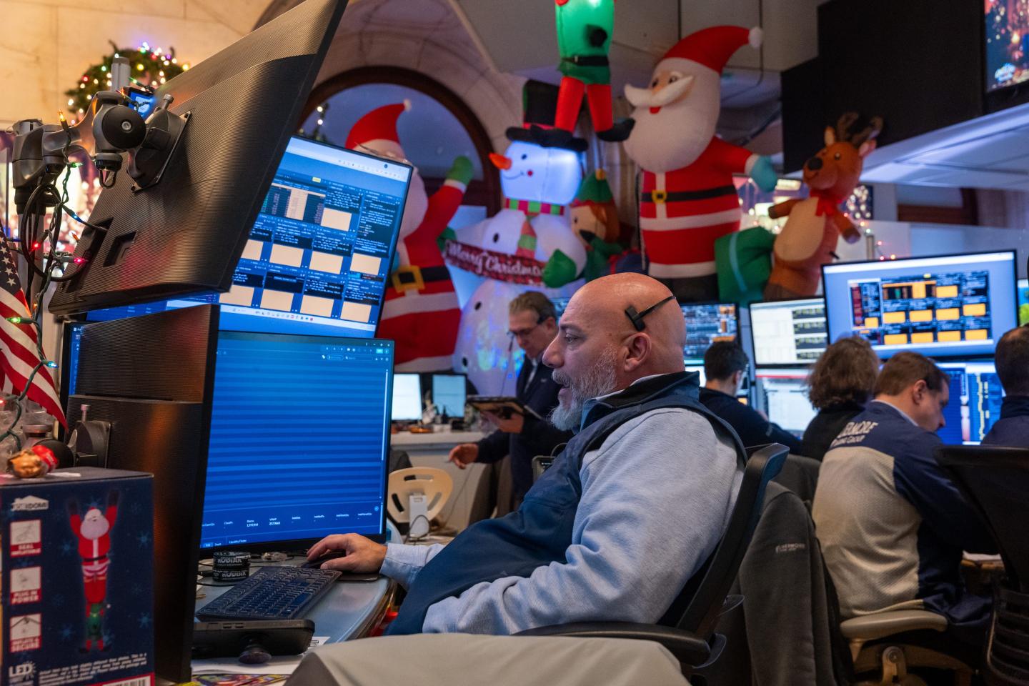 Brutal year for stock picking spurs trillion-dollar fund exodus
