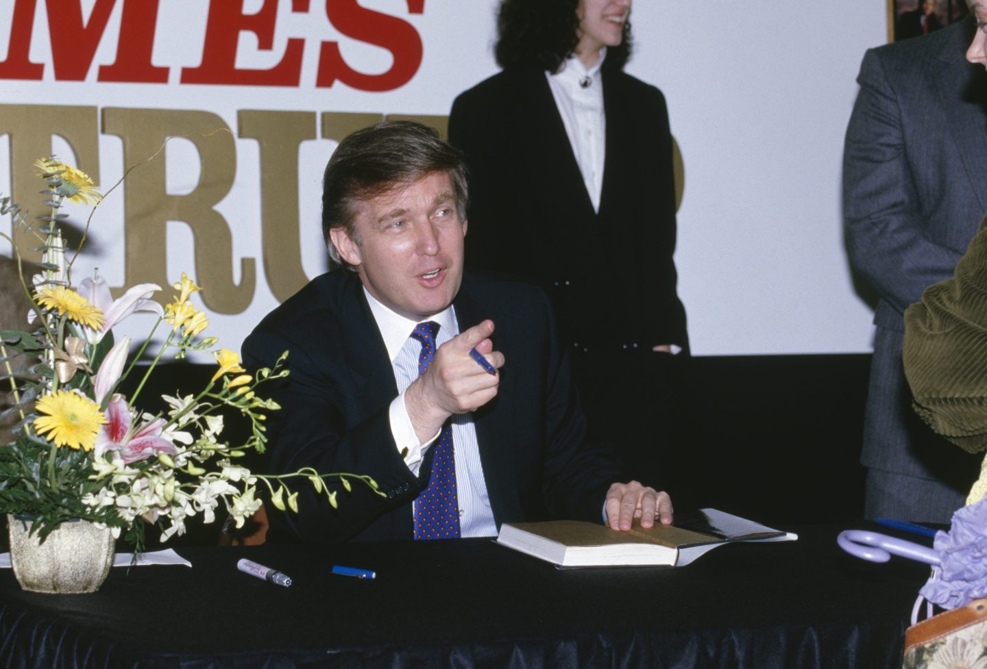 Donald Trump signe son livre "The art of the deal".