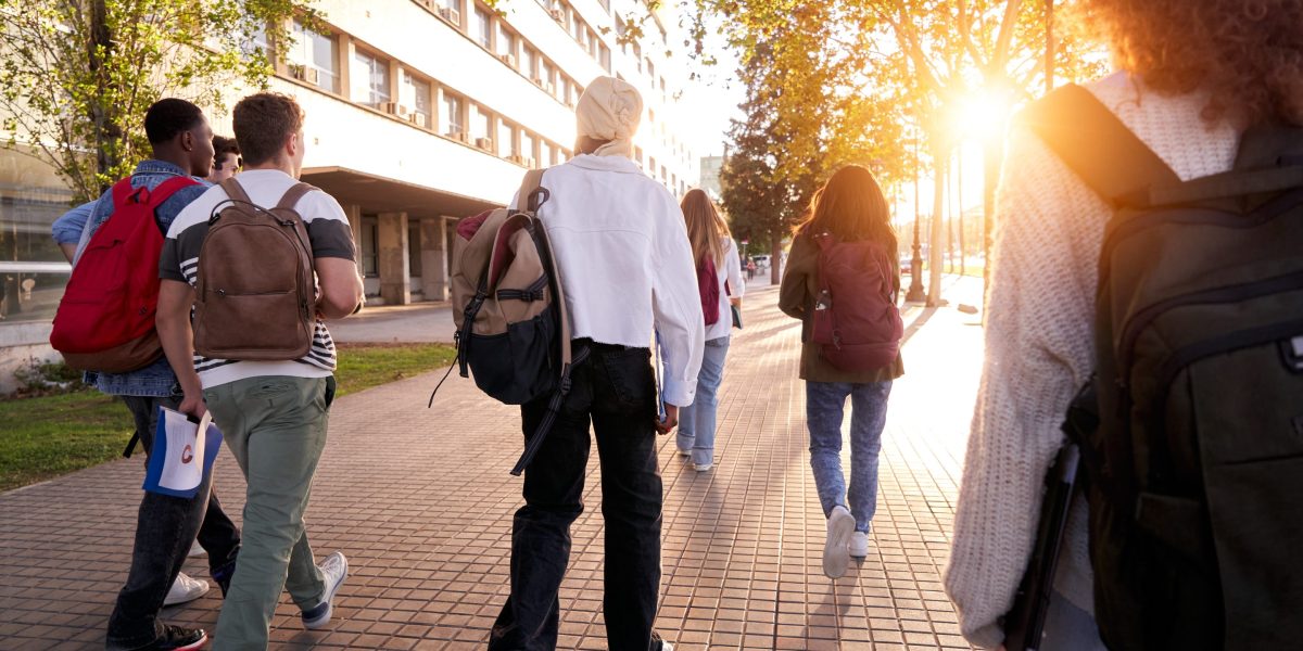 Tingkat Pendaftaran Perguruan Tinggi Komunitas Meningkat di Tengah Tantangan yang Dihadapi Sekolah-Sekolah Tradisional