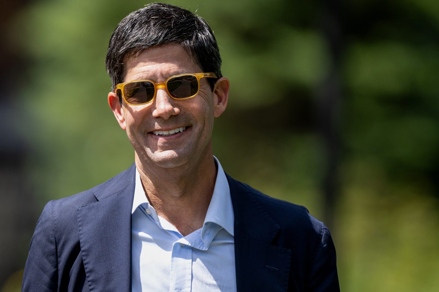 Kevin Warsh, former governor of the US Federal Reserve, walks to lunch during the Allen & Co. Media and Technology Conference in Sun Valley, Idaho, US, on Wednesday, July 9, 2025. The annual event has been a historic breeding ground for media deals and is usually a forum for tech and media elites to discuss the future of their industry. Photographer: David Paul Morris/Bloomberg via Getty Images