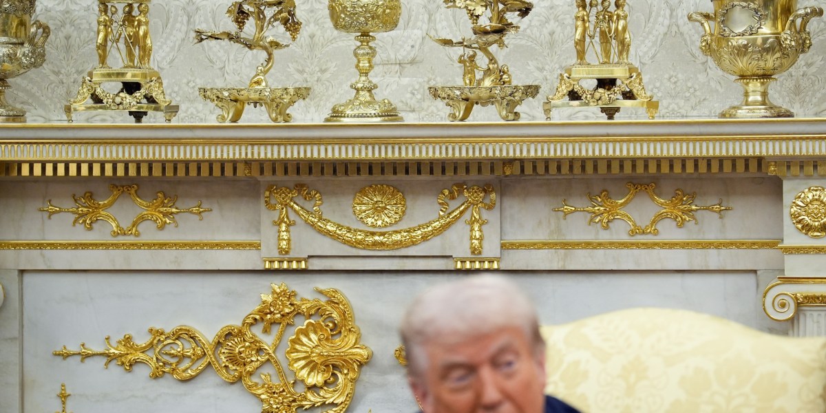 Harga Emas Melonjak: Perdagangan Trump “TACO” dan Aksi Borong Bank Sentral