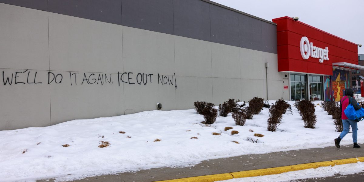 Terpeleset di Atas Es: Ritel Tak Bersalah Menjadi Korban Terbaru Mesin Kebisingan Abadi Trump