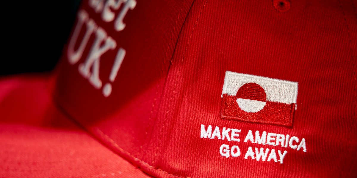 Pengunjuk Rasa Pro-Grenlandia Olok-olok Slogan MAGA Trump dengan Topi Bertuliskan ‘Make America Go Away’