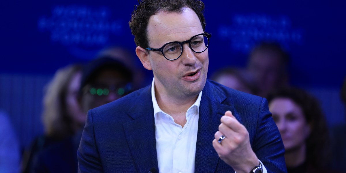 Anthropic's billionaire cofounders are giving away 80% of their wealth: 'The thing to worry about is a level of wealth concentration that will break society' | Fortune