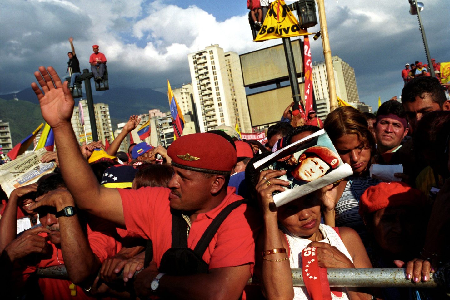 00199780 CARACAS , 23RD JANUARY 2003 - MARCH IN SUPPORT OF PRESIDENT HUGO CHAVEZ , WHERE HUNDREDS OF THOUSANDS OF SUPPORTERS GATHERED IN CARACAS TO DENOUNCE STRIKE BY OPPOSITION . THERE WERE SEVERAL COLUMNS THAT FINISHED IN BOLIVAR AVENUE , WHERE PRESIDENT HUGO CHAVEZ SPOKE TO THE PEOPLE - THERE ARE ALSO DEMONSTRATOR SITTING ON THE CITY LAMPS
CARACAS 23 GENNAIO 2003 - MARCIA A FAVORE DEL PRESIDENTE HUGO CHAVEZ A CUI HANNO PARTECIPATO CENTINAIA DI AMMIRATORI PER DENUNCIARE LO SCIOPERO DEGLI OPPOSITORI . LA MANIFESTAZIONE ERA COMPOSTA DA DIVERSE COLONNE LA CUI DESTINAZIONE FINALE ERA BOLIVAR AVENUE , LUOGO DOVE SI TENEVA IL COMIZIO DEL PERSIDENTE CHAVEZ - MANIFESTANTI SEDUTI SUI LAMPIONI