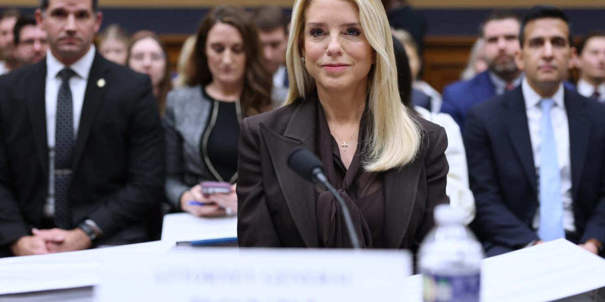 Kesaksian Pam Bondi Soal Epstein Berujung Celaan, Masa Lalunya Sendiri Diraup ke Bawah Karpet