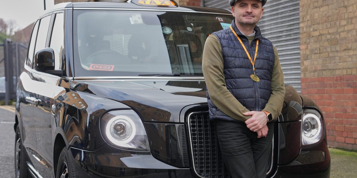 Taxi sin conductor se estrella en Londres Una ciudad con carreteras tan complicadas que existen pruebas de ‘conocimientos’ que los taxistas tardan años en aprobar.