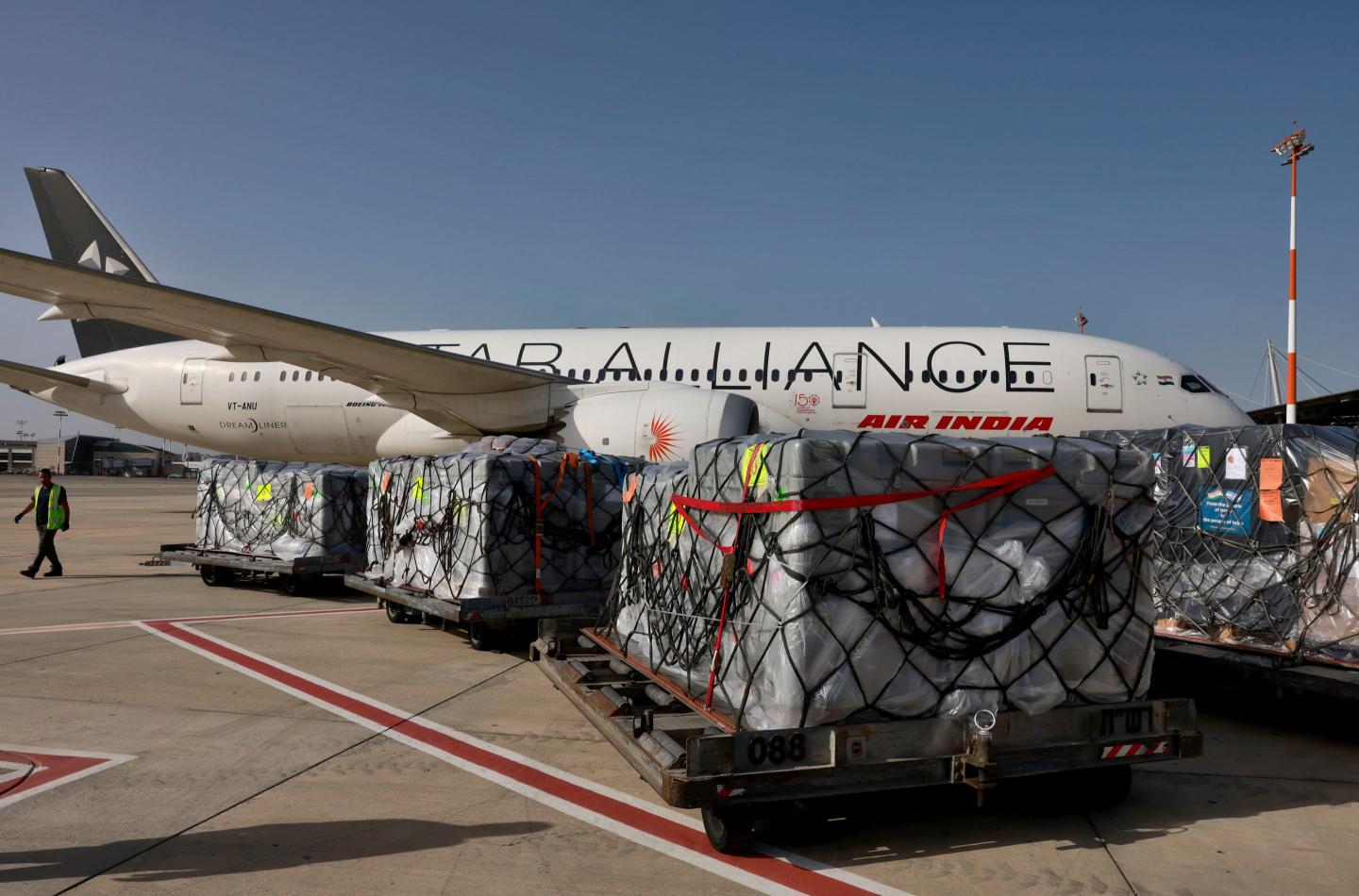 Airspace closed and flights canceled across the Mideast amid U.S.-Israeli attacks on Iran